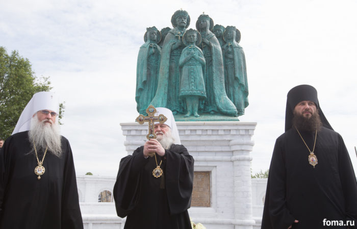 В Годеново освящен памятник семье Николая II